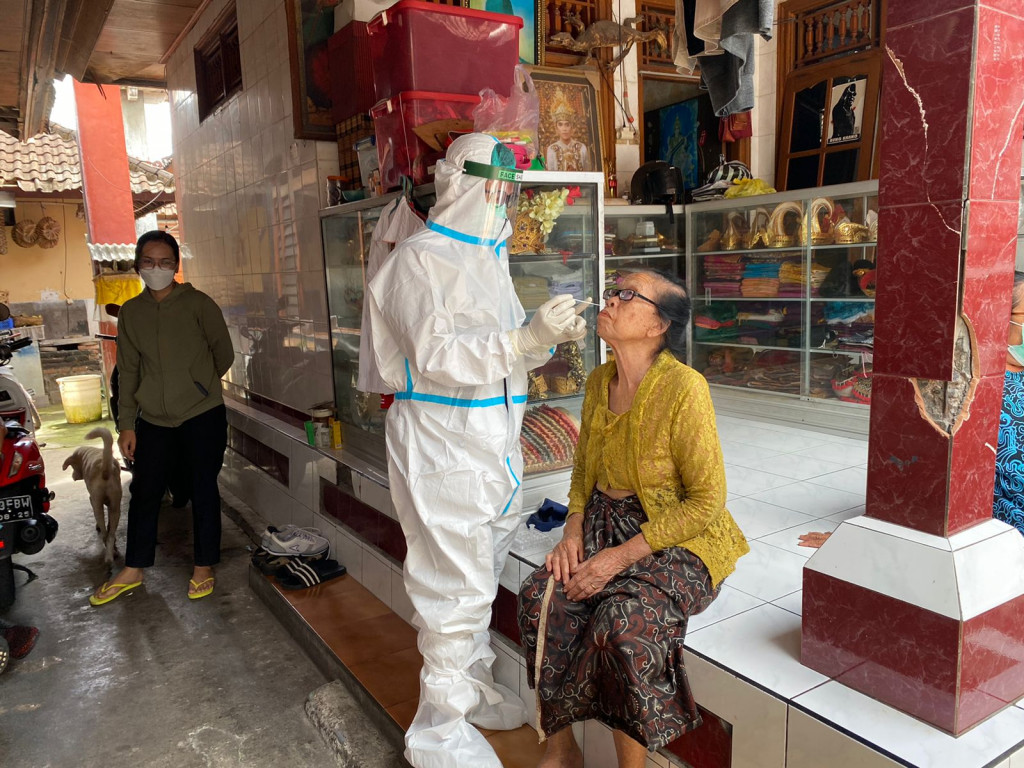 Pelaksanaan Kegiatan Tracing dan Test Swab Lapangan di Kel Jimbaran, Kec. Kuta Selatan